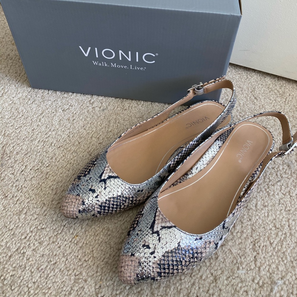 NEW~ Vionic slingback flat in silver boa